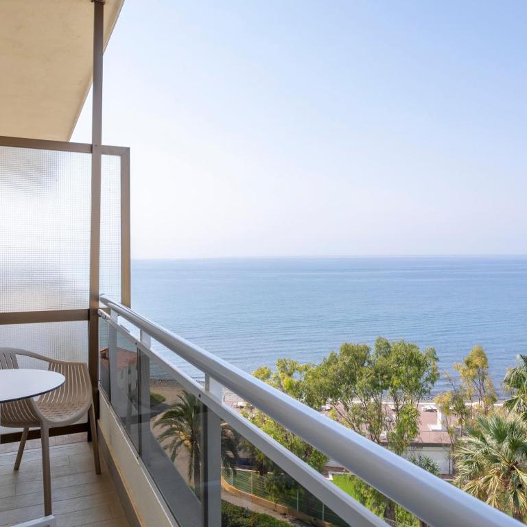 SOL by Meliá Marbella Estepona - Atalaya Park - Habitación Familiar con vistas laterales al mar (2 adultos + 2 niños) - 4