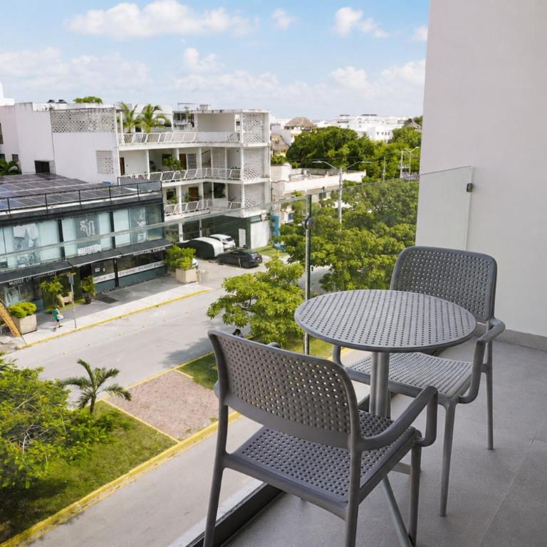 Holiday Inn Express & Suites - Playa del Carmen by IHG - Habitación Estándar con cama extragrande y balcón - 1