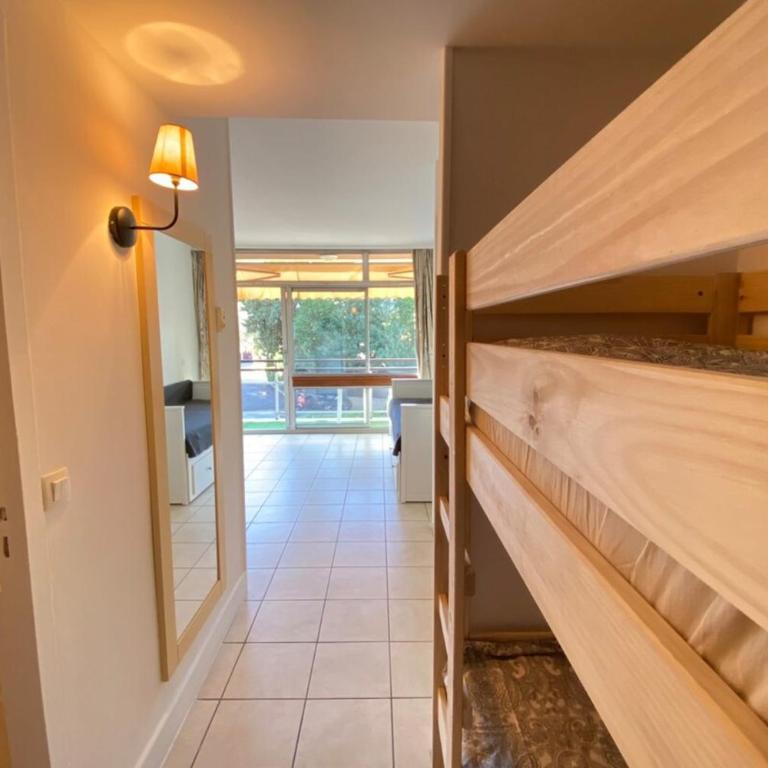 06U - Beau studio en résidence - piscine et tennis - Appartement 1 Chambre - 8