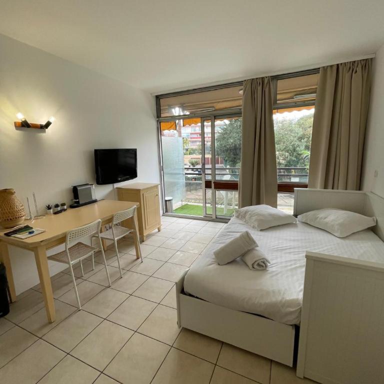 06U - Beau studio en résidence - piscine et tennis - Appartement 1 Chambre - 14