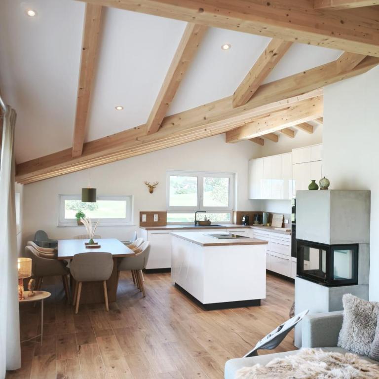 Entspannt & Aktiv Allgäu für Gruppen & Familien - biken & wandern - Weitblick & Kamin by LINGER Homes - Deluxe Apartment mit 2 Schlafzimmern - 3
