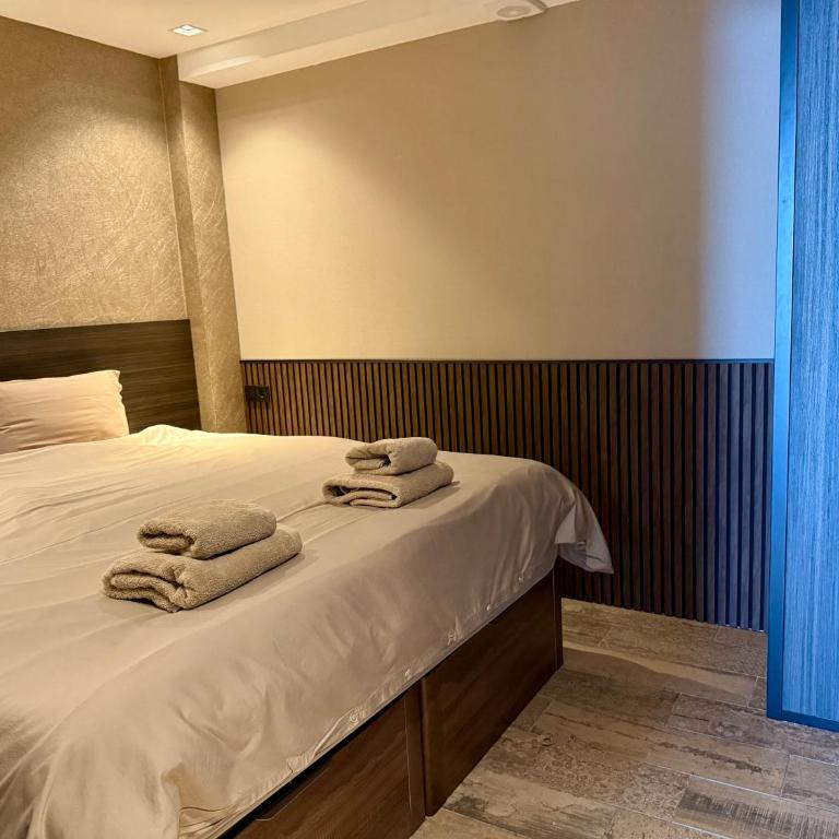 Hotel The Launch - Habitación Cuádruple Deluxe - 10