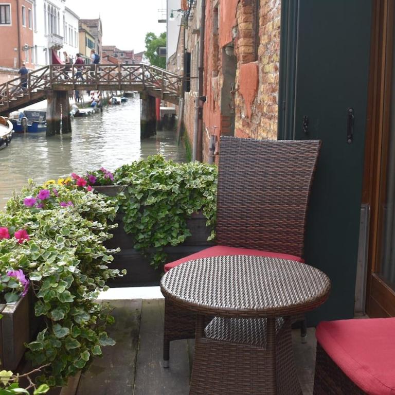 Luxury flat balcony on the water - Two-Bedroom Apartment with Balcony - 2