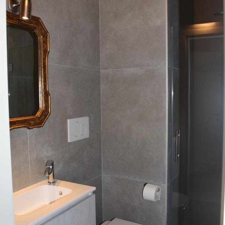 Luxury flat balcony on the water - Two-Bedroom Apartment with Balcony - 21