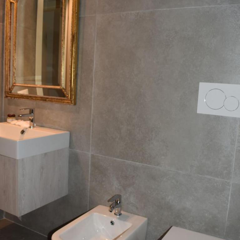 Luxury flat balcony on the water - Two-Bedroom Apartment with Balcony - 23