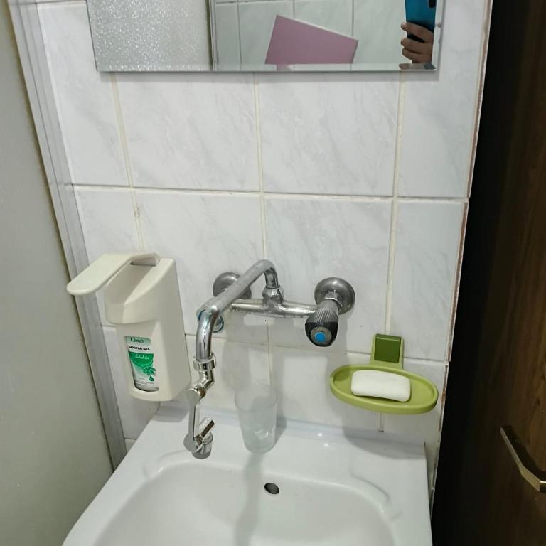 KONAK kod ODISEJE - Standardna Jednokrevetna Soba sa Zajedničkim Kupatilom - 2
