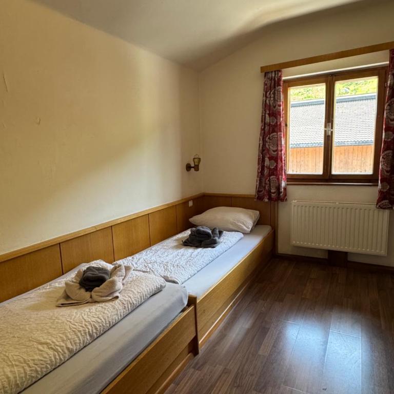 SKILL Mountain Lodge - Ski und Bike Hostel im Sommer mit JOKER CARD - Standard Zweibettzimmer mit Gemeinschaftsbad - 12