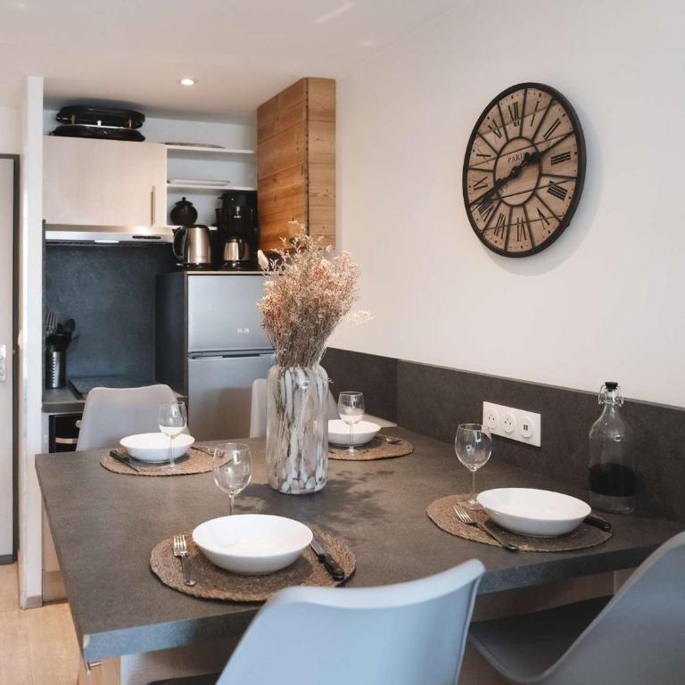 Appartement cosy 4 pers, 2 ch, départ ski aux pieds, exposé sud, proche commerces - FR-1-545-42 - Appartement - 2