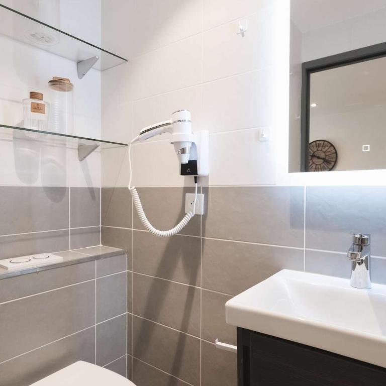 Appartement cosy 4 pers, 2 ch, départ ski aux pieds, exposé sud, proche commerces - FR-1-545-42 - Appartement - 9