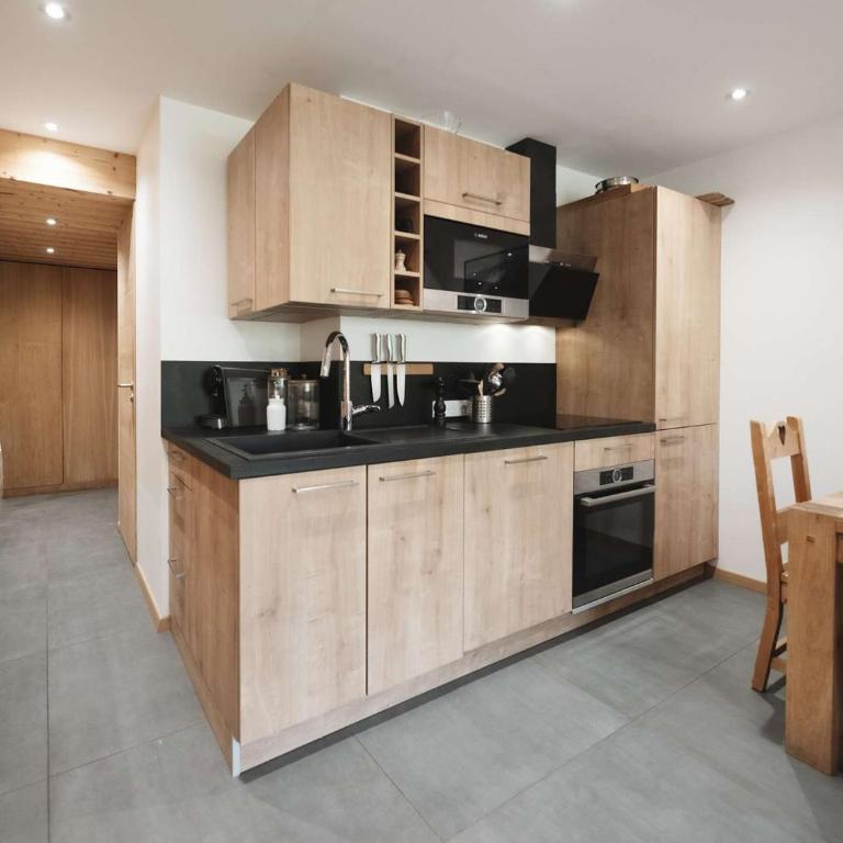 Appt 10 pers rénové, calme, balcon sud, cheminée, Wi-Fi, proche pistes - FR-1-545-14 - Appartement (10 Adultes) - 12