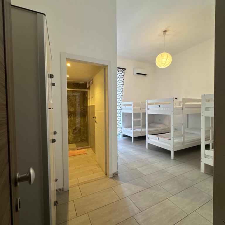 Hostel Mancini Naples - Posto Letto in Dormitorio Misto con 6 Letti - 6