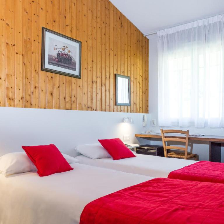 Fasthotel Thones - Chambre Triple avec 1 Lit Double et 1 Lit Simple - 1