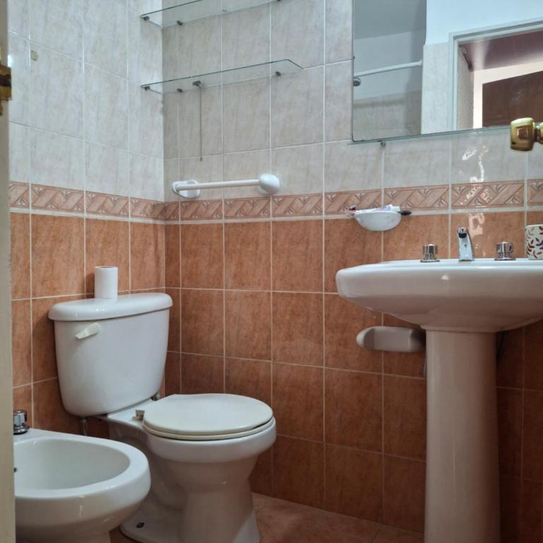 Confort seguridad 24 horas 2 camas individuales terraza propia cerca de todo tranquilidad - One-Bedroom Apartment - 10