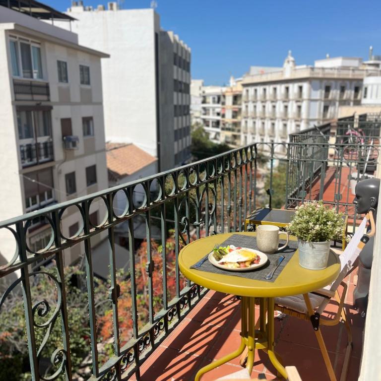 Estepona Old Town Penthouse Studio, 2 Min to Beach - One-Bedroom Apartment - 1