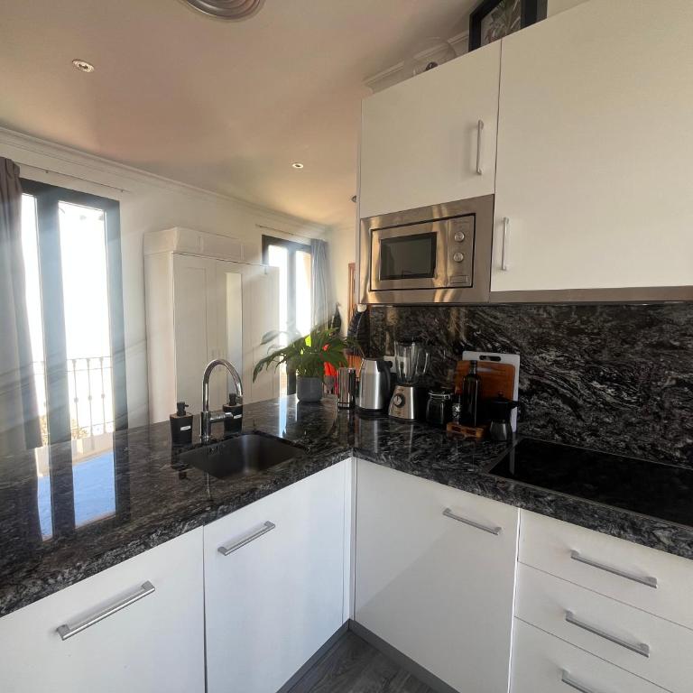 Estepona Old Town Penthouse Studio, 2 Min to Beach - One-Bedroom Apartment - 3