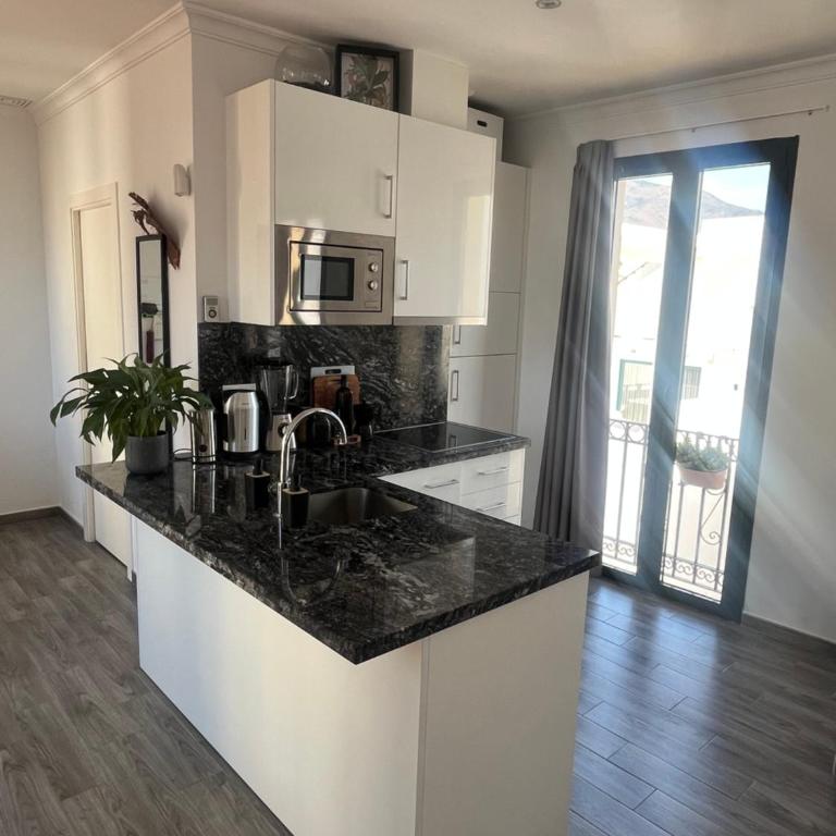 Estepona Old Town Penthouse Studio, 2 Min to Beach - One-Bedroom Apartment - 8