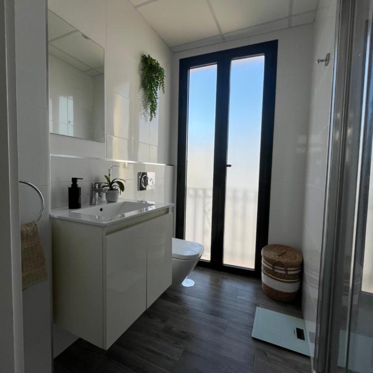 Estepona Old Town Penthouse Studio, 2 Min to Beach - One-Bedroom Apartment - 10