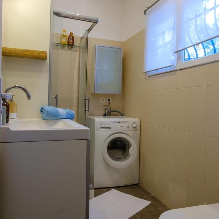 Villa in Les Issambres with swimming pool sleeps 10 - Maison de Vacances - 10