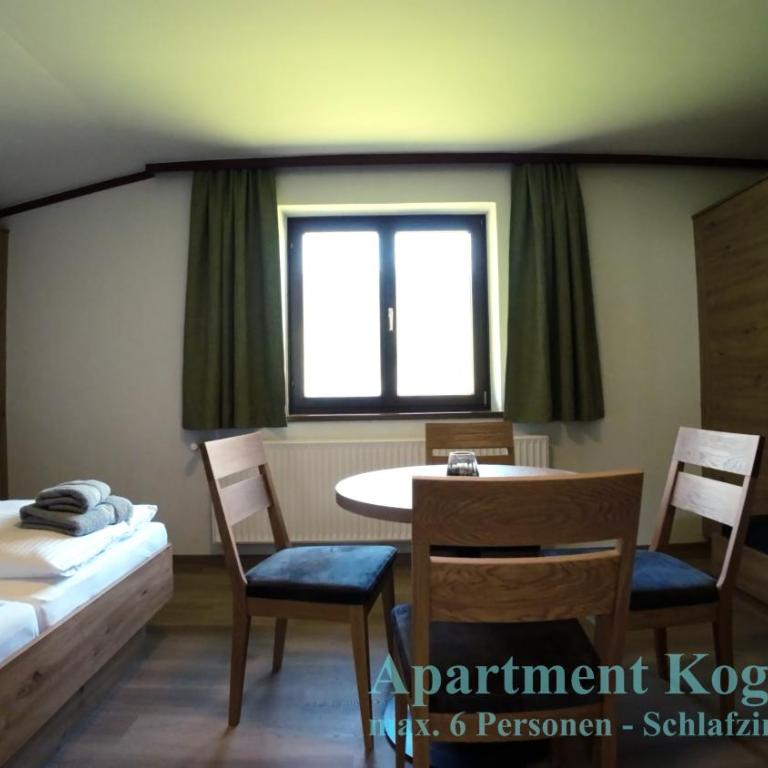 Hackerhof Apartments&Zimmer - Two-Bedroom Deluxe Apartment with Balcony - 3