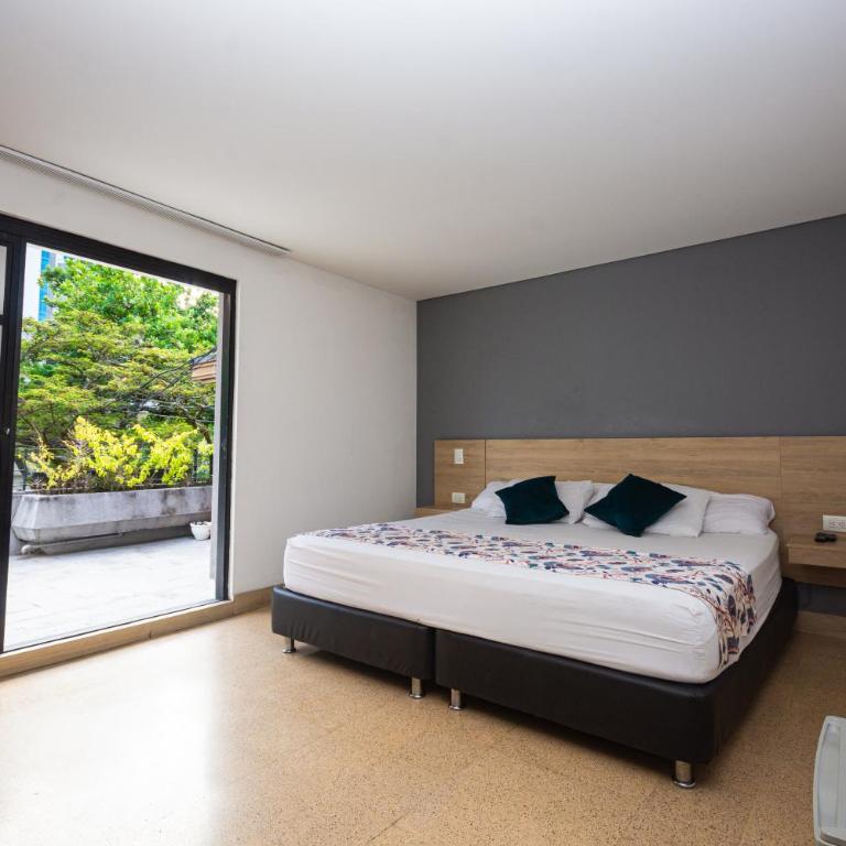 Hotel Poma Rosa Boutique Laureles - Habitación Deluxe con cama extragrande y patio - 1