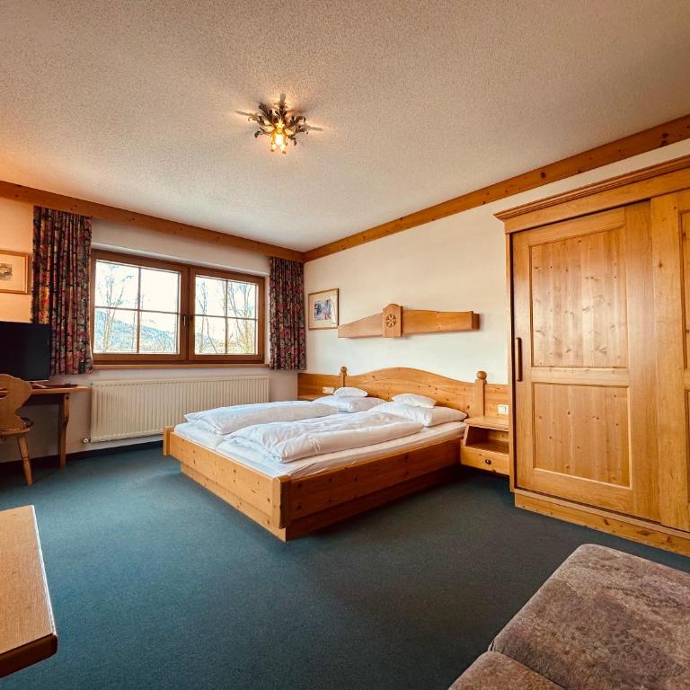 Residenz am Park - Zimmer mit Kingsize-Bett und Gartenblick. - 1