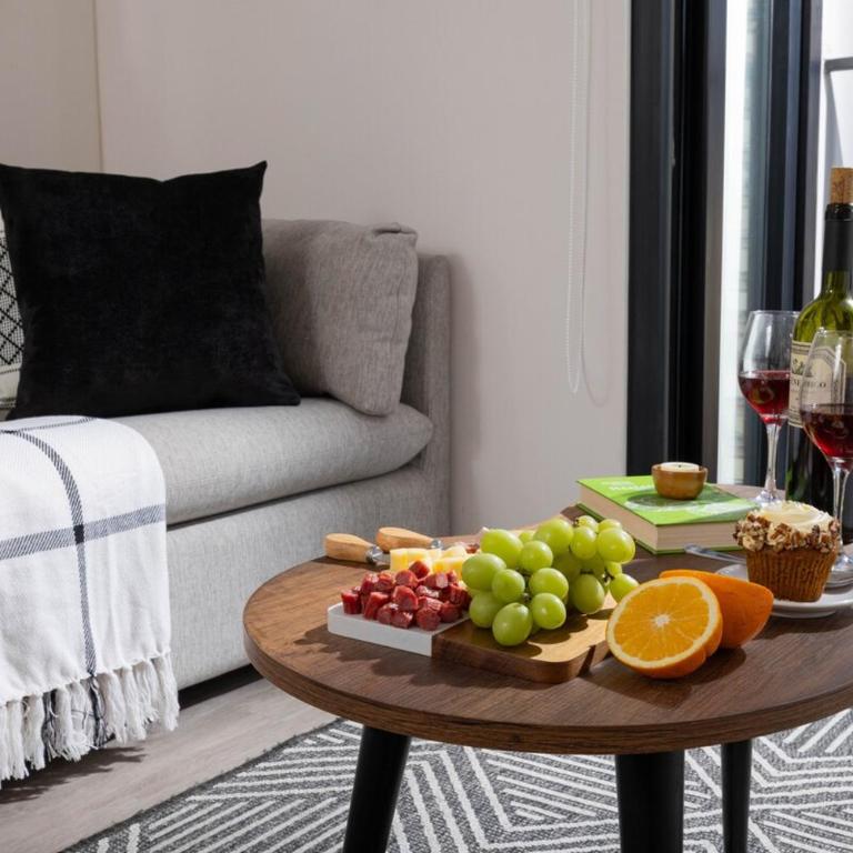 Sleek Modern 1BR w,Balcon WIFI POOL & GYM - One-Bedroom Apartment - 1