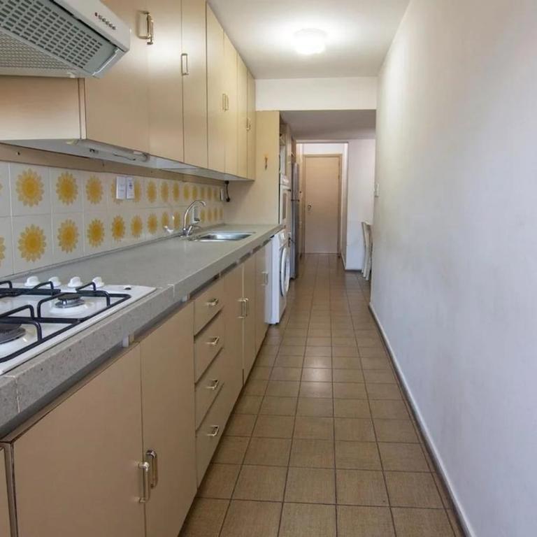A pasos de Playa El Emir, 4 dormitorios, 4 baños, garage, iluminado, amplio y céntrico - Apartamento de 1 dormitorio - 4