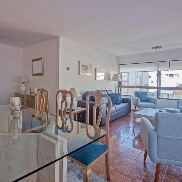 A pasos de Playa El Emir, 4 dormitorios, 4 baños, garage, iluminado, amplio y céntrico - Apartamento de 1 dormitorio - 5
