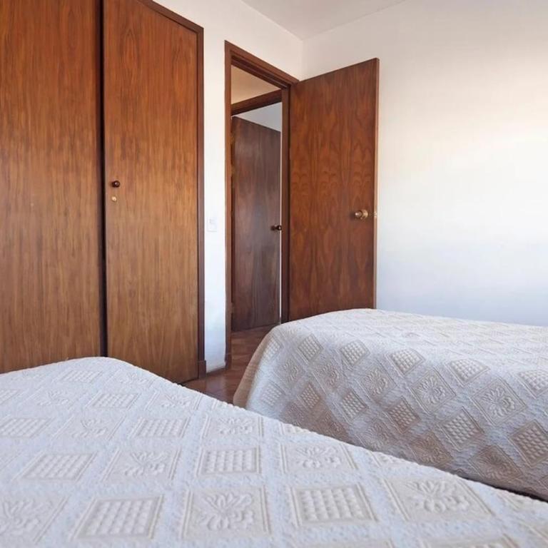 A pasos de Playa El Emir, 4 dormitorios, 4 baños, garage, iluminado, amplio y céntrico - Apartamento de 1 dormitorio - 10