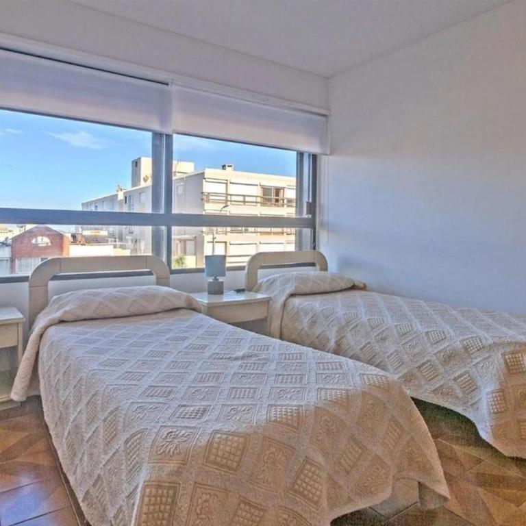 A pasos de Playa El Emir, 4 dormitorios, 4 baños, garage, iluminado, amplio y céntrico - Apartamento de 1 dormitorio - 14