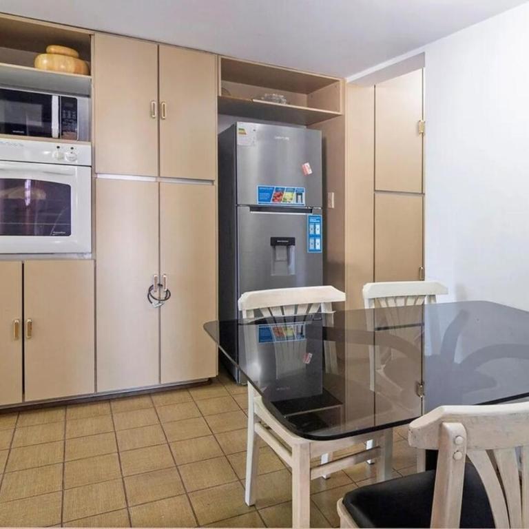 A pasos de Playa El Emir, 4 dormitorios, 4 baños, garage, iluminado, amplio y céntrico - Apartamento de 1 dormitorio - 25