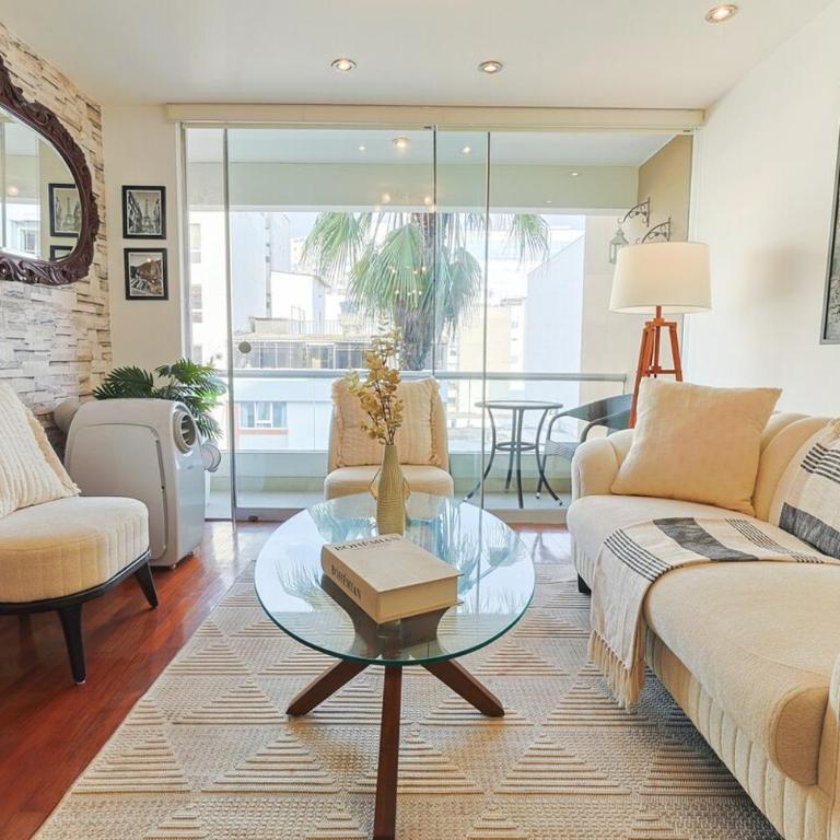 3BR Miraflores King Bed Free Parking Wifi - Three-Bedroom Apartment with Balcony - 1