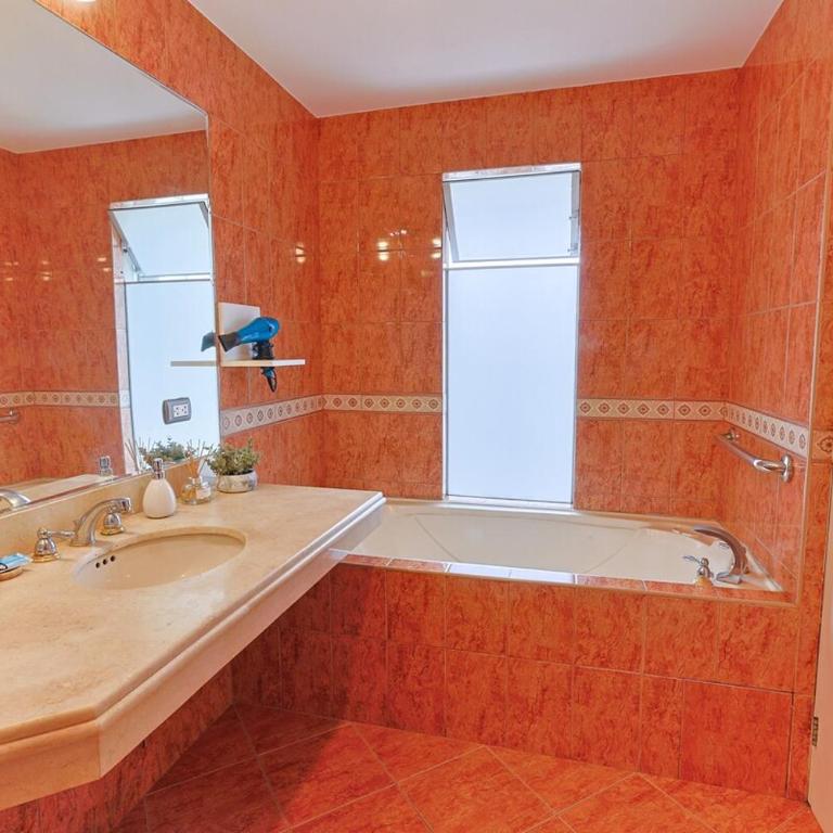 3BR Miraflores King Bed Free Parking Wifi - Three-Bedroom Apartment with Balcony - 13