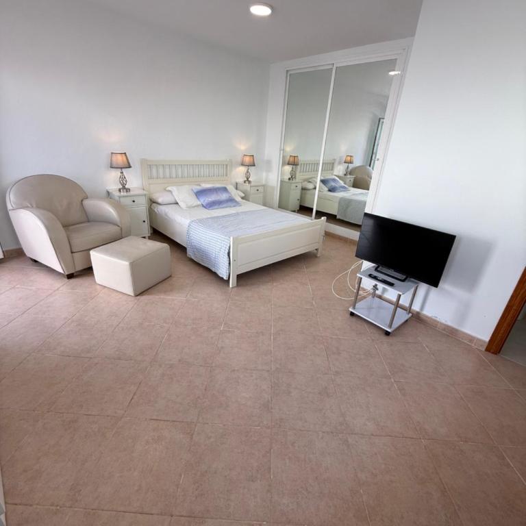 Bajamar Capistrano Apartamentos - Estudio con 1 cama grande - 1