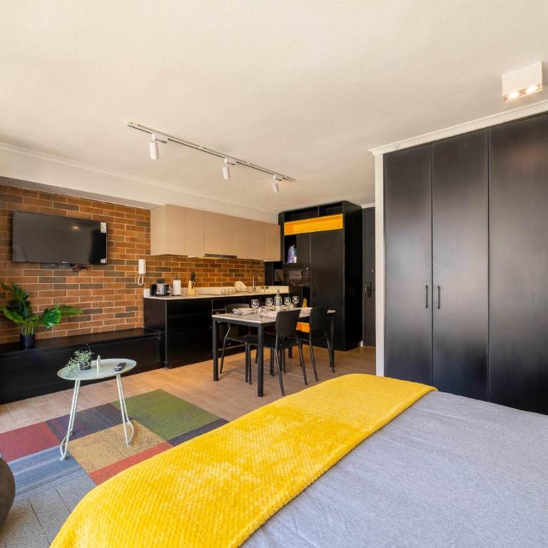 Modern Studio Pool Gym Balcony & City Views - Apartamento - 58