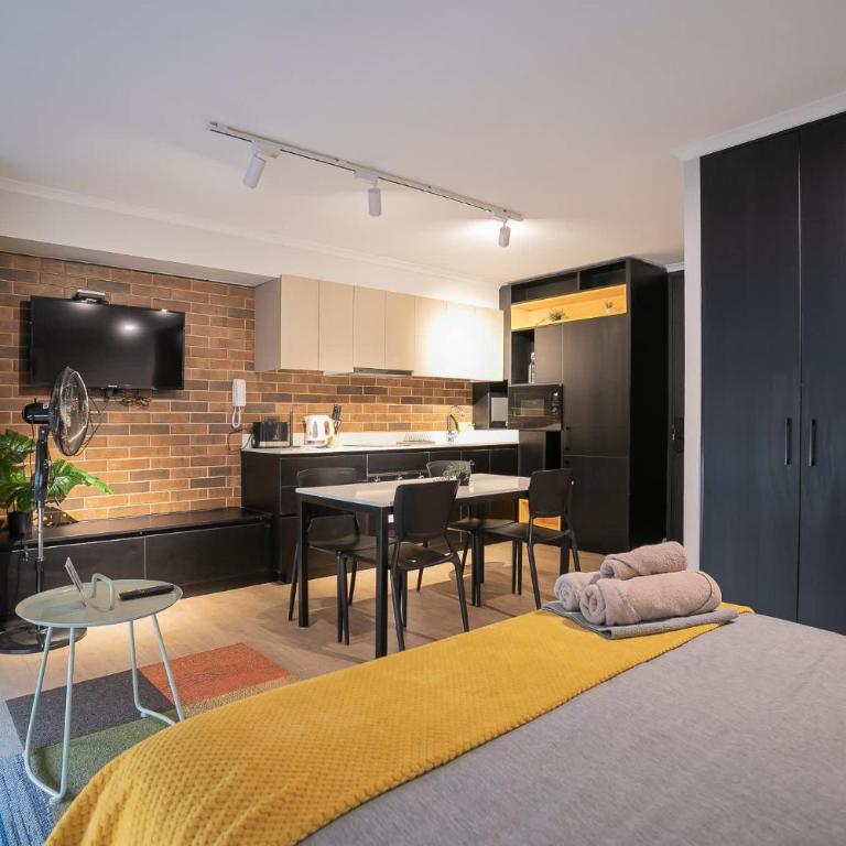 Modern Studio Pool Gym Balcony & City Views - Apartamento - 32