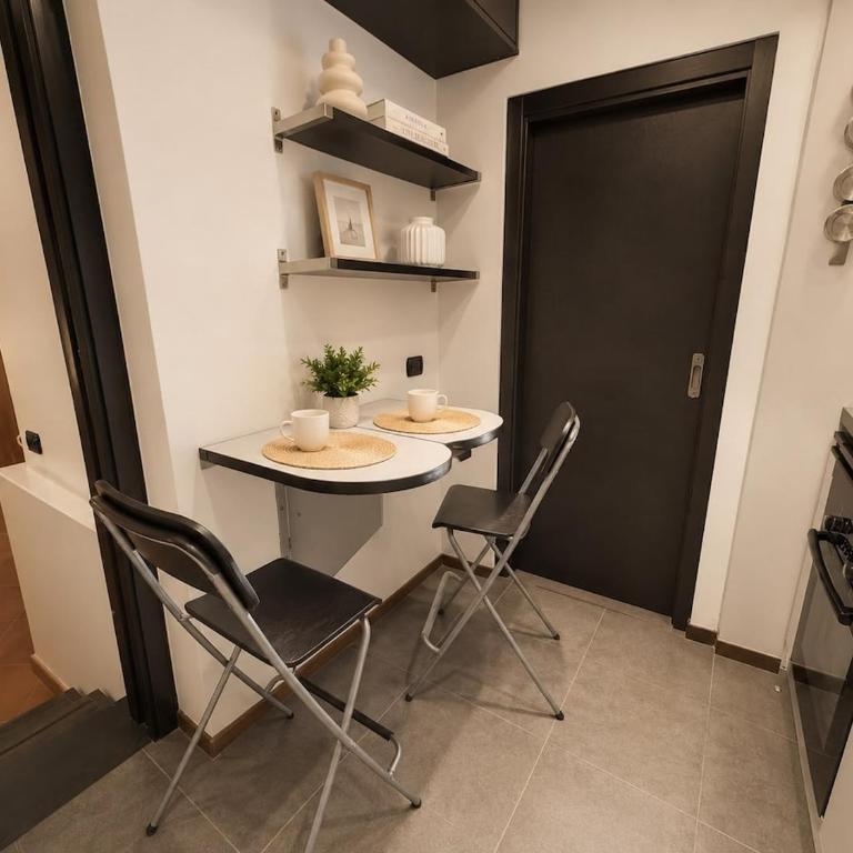 Loft in the Heart of Naples -Privacy -Wifi-Metro- - Two-Bedroom Apartment - 6
