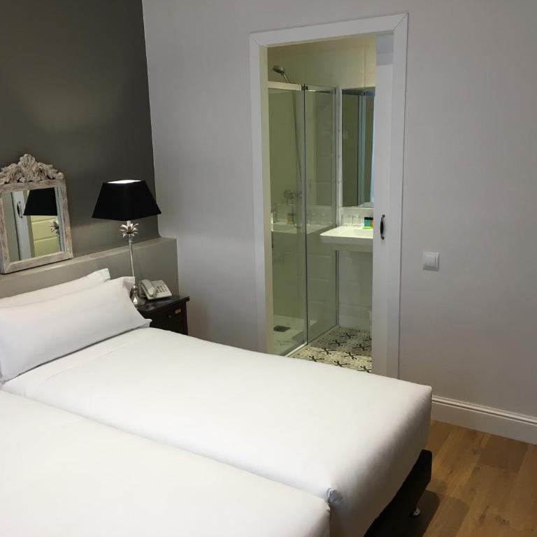 Mesón Castilla Atiram Hotels - Twin Room - 6