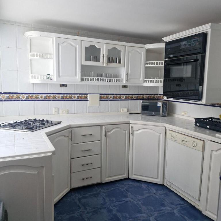 Beautiful apartment with a good oceanfront view - Three-Bedroom Apartment - 13