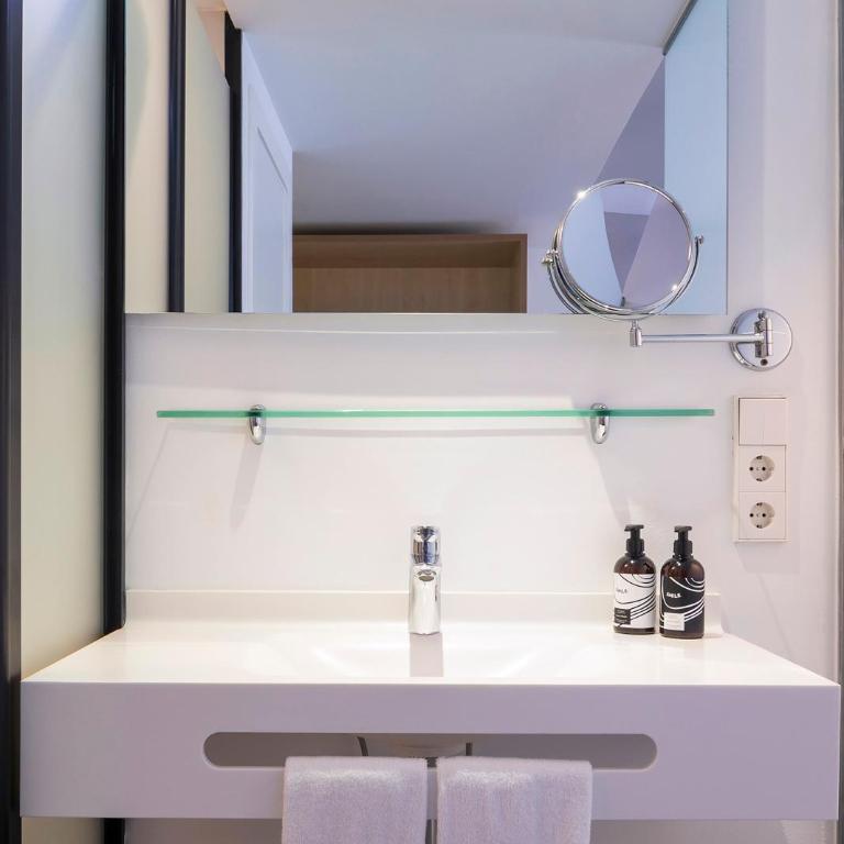 INNSiDE by Meliá Palma Center - Habitación Premium Innside con bañera de hidromasaje - 5