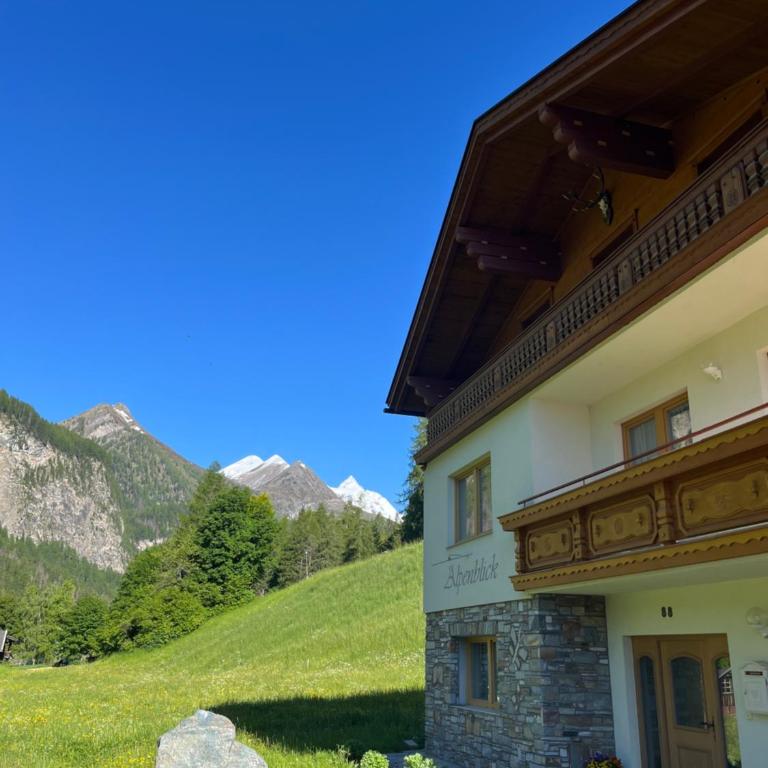 Ferienhaus Alpenblick, ganzes Ferienhaus, 5 Zi, 4 Bäder, gratis Parkplatz, Sonnenterrasse - Haus mit 5 Schlafzimmern - 1