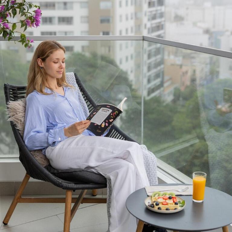 Miraflores Luxury Suite PS5 Massage Chair Dyson - Two-Bedroom Apartment with Balcony and Sea View - 10