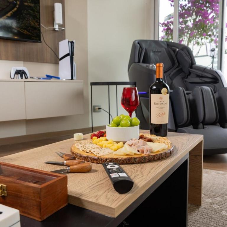 Miraflores Luxury Suite PS5 Massage Chair Dyson - Two-Bedroom Apartment with Balcony and Sea View - 11