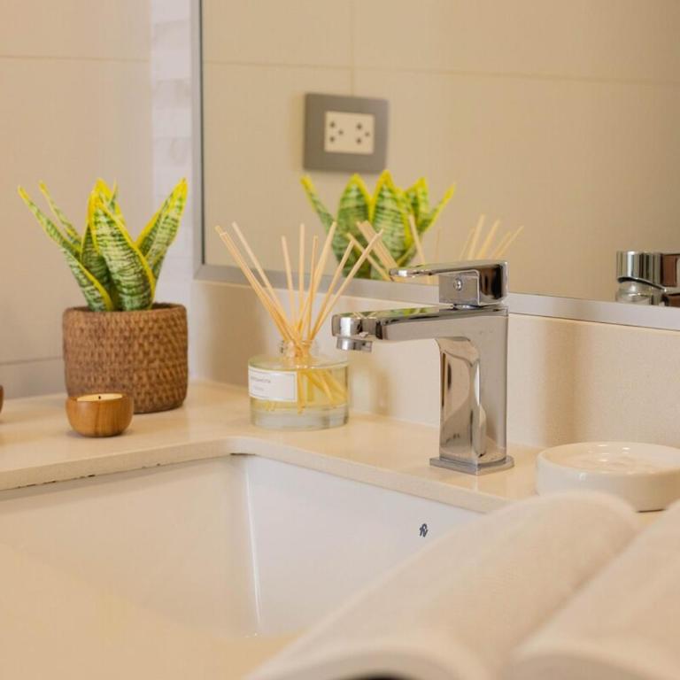 Miraflores Luxury Suite PS5 Massage Chair Dyson - Two-Bedroom Apartment with Balcony and Sea View - 90