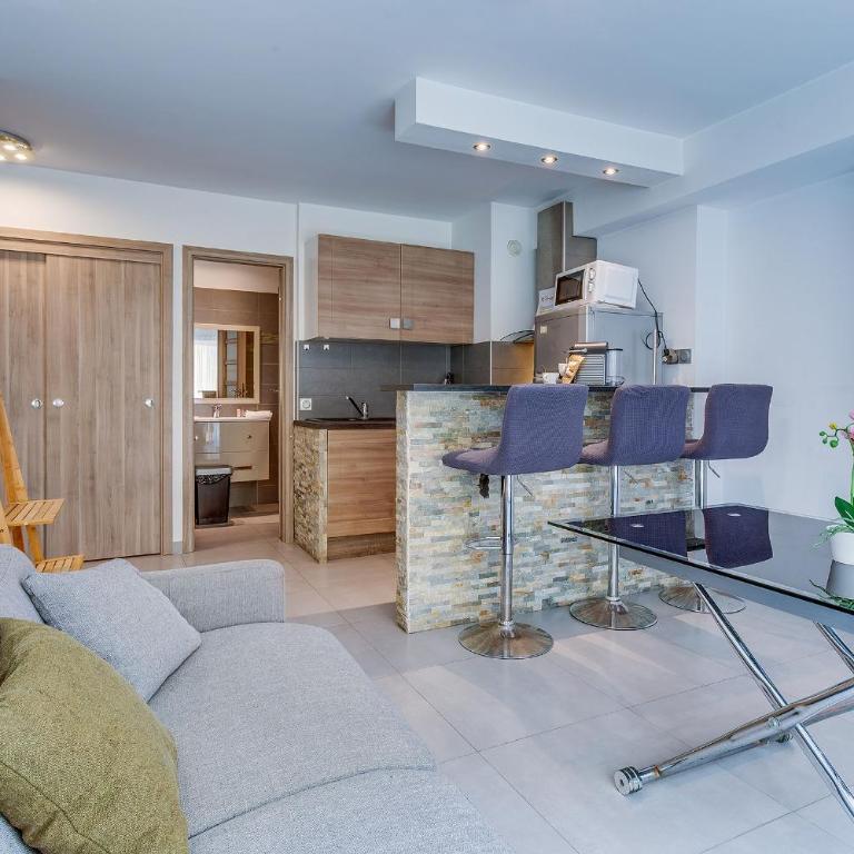 SUEDE 2 AP4208 By Riviera Holiday Homes - Appartement avec Balcon - 4