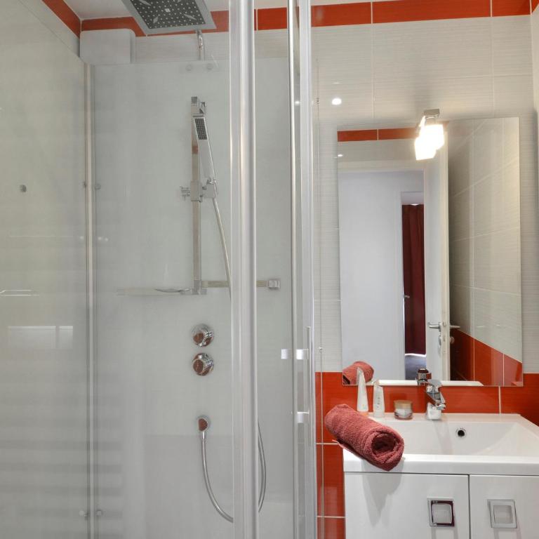 Grand appartement rénové - 11 pers - Centre station - Balcon - Appartamento con 4 Camere da Letto - 19