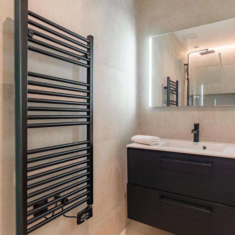Elegant bright and air-conditioned 2 Bedroom apartment in Bastille - Appartement - 8