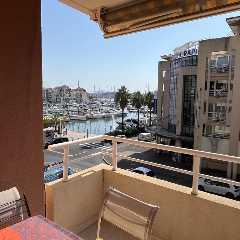 Port Frejus, Rives Latines, T2 vue port 40m2 - Appartement 1 Chambre avec Balcon et Vue sur Mer - 16