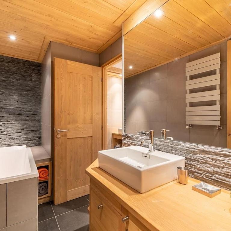 Cosy 3 bedroom Great location - Three-Bedroom Apartment - 7