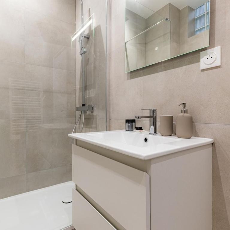 Elegant 3-Bedroom Apartment in the Heart of Historic Paris - Apartment - 4